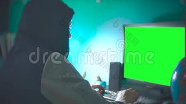 黑客人<strong>程序员</strong>在引擎盖使用计算机黑客信息和数据从用户帐户。 绿色钥匙三角橙